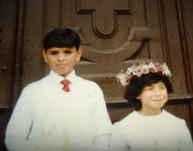 Dos niños listos para celebrar la primera comunión