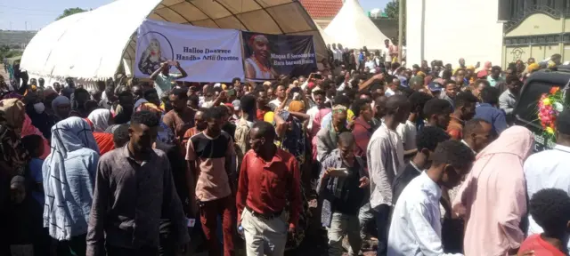 Weellistuu Halloof Adaamaatti erga gaggeessaan taasifame booda achuma Adaamaatti owwaalchi ishee raawwateera