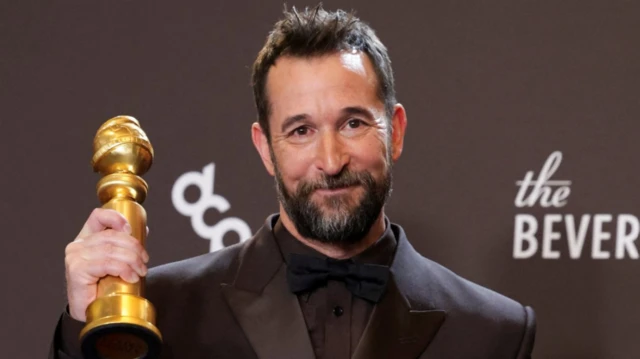 Noah Wyle posa con el premio a la Mejor Actuación de un Actor en una Serie de Televisión durante la 83.ª entrega anual de los Globos de Oro en Beverly Hills, California, EE. UU., el 11 de enero de 2026. REUTERS/Mario Anzuoni