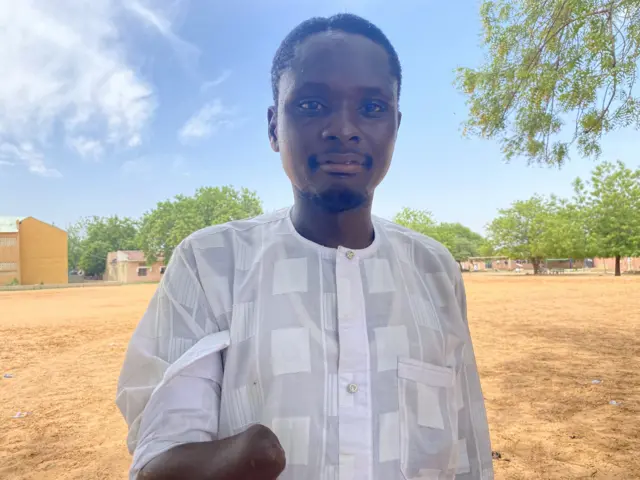 Sani Inusa pose with im one arm