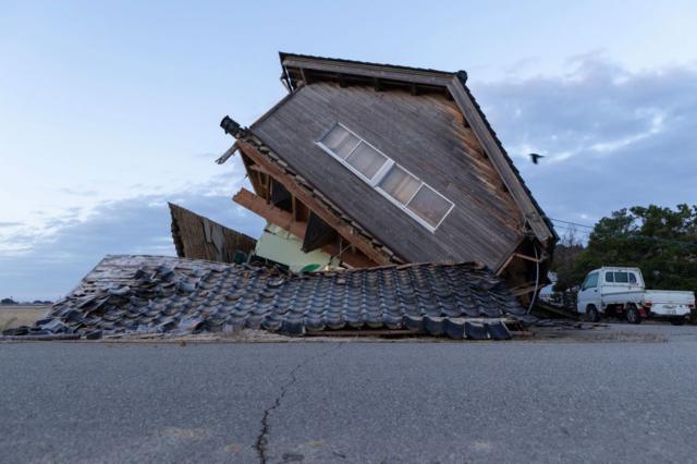 Bangunan rumah roboh akibat gempa di Nanao, Jepang, 2 Januari 2024. 