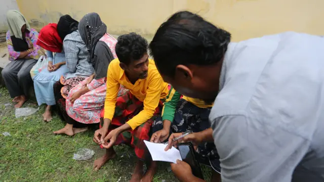 Personel Kepolisian Polres Aceh Barat mendata pengungsi Rohingya yang baru mendarat saat berada di tempat penampungan sementara di kantor Kecamatan Samatiga, Aceh Barat, Aceh, Rabu (20/3).