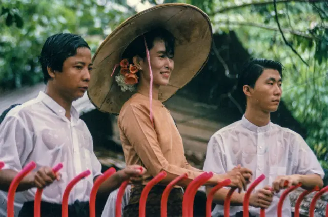 စုနဲ့ခမောက် ဆိုပြီး အာဏာရှင်အန်တုမှု ပုံရိပ်ဖြစ်ခဲ့