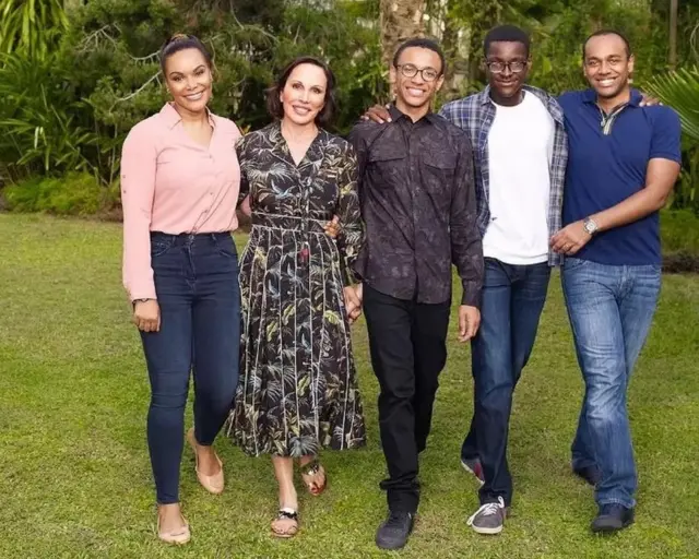 Ali Bongo yashakanye n'Umufaransakazi Sylvia, ku ifoto uri kumwe n'abana babo bane