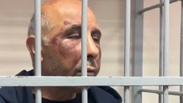 Айрым шектүүлөр денесинен жаракат алганы сот залында ачык көрүнүп турду. Сүрөттө Екатеринбургда кармалгандардын бири Аяз Сафаров