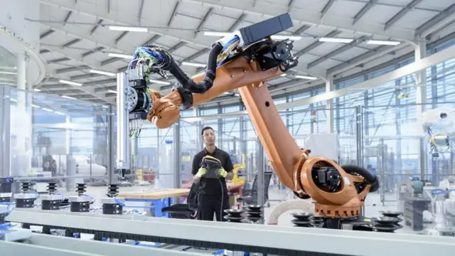 Un homme qui manipule un robot