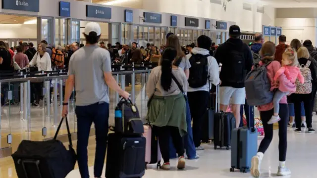 手荷物検査を待つ人たちが何重にも行列している