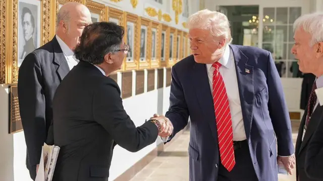 Gustavo Petro cumprimenta Donald Trump, durante sua visita à Casa Branca, em fevereiro de 2026