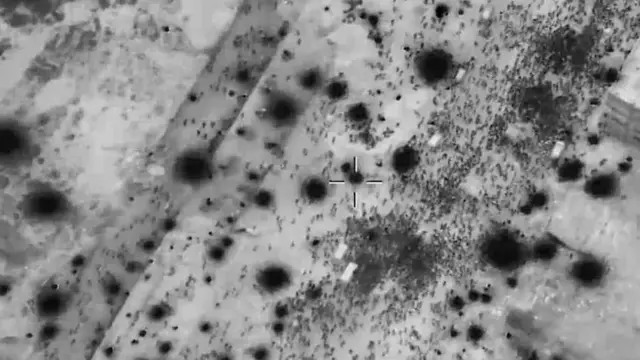 Picha za ndege zisizo na rubani zilizotolewa na IDF zinaonesha watu wakikusanyika kwenye msafara wa misaada