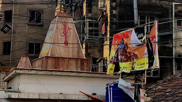 জুম্মার নামাজের পরে ইঁট বৃষ্টি হয়েছে এই মন্দিরেও