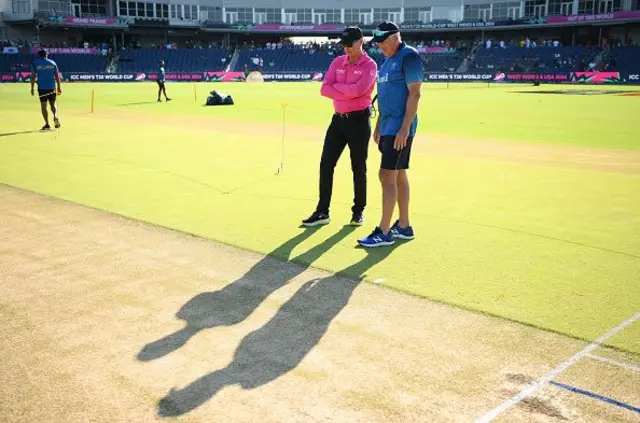 ශ්‍රී ලංකා ප්‍රධාන පුහුණුකරු ක්‍රිස් සිල්වර්වුඩ් සහ විනිසුරු පෝල් රයිෆල් ශ්‍රී ලංකාව සහ බංග්ලාදේශය අතර තරගයට පෙර තණතීරුව පරීක්ෂා කරමින් 