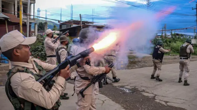 मणिपूरमध्ये हिंसाचारादरम्यान सशस्त्र दलांशी होणा-या चकमकी.