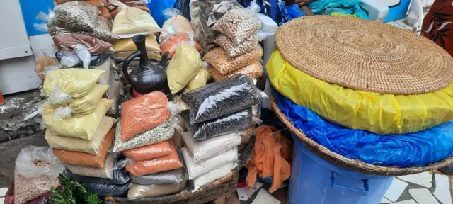 በጂቡቲ ጎዳና ላይ እንጀራ የሚሸጡ እናቶችን መመልከት የተለመደ ነው