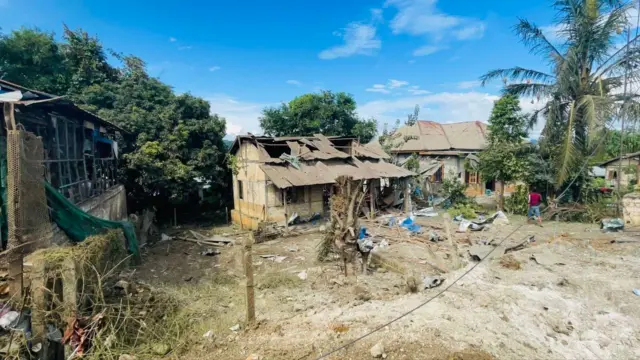 နောင်ချိုမြို့ပေါ်က လေကြောင်းဗုံးထိမှန်ခဲ့တဲ့ လူနေအိမ်