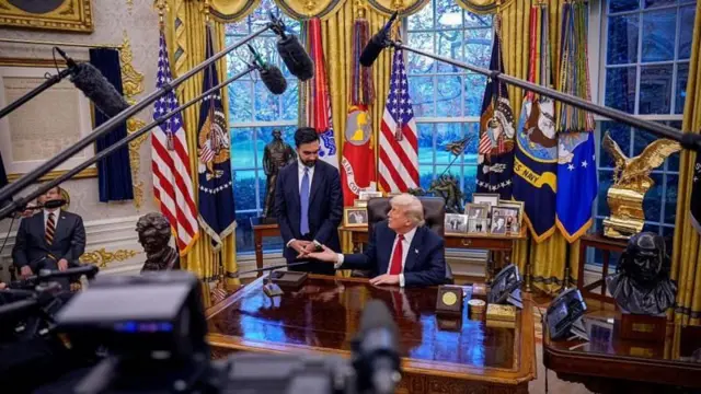 ट्रम्प आणि ममदानी यांची आधी एक खासगी भेट झाली आणि त्यानंतर दोघांनी पत्रकारांच्या प्रश्नांना उत्तरं दिली.
