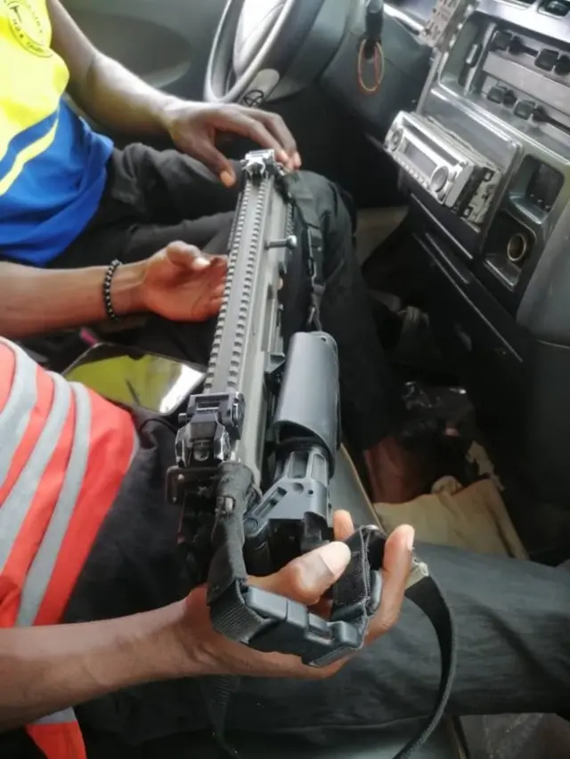 Gun wey police leave inside bus 