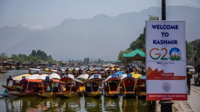 జమ్మూకశ్మీర్ పరిపాలనా యంత్రాంగం రికార్డుల ప్రకారం నిరుడు రికార్డు స్థాయిలో 25 లక్షల మంది పర్యటకులు వచ్చారు