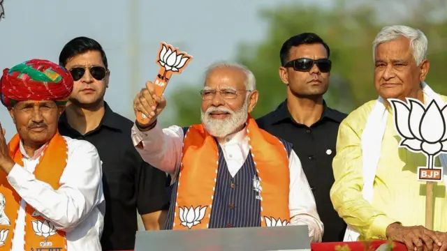 राजस्थान के दौसा में पीएम मोदी का रोड शो