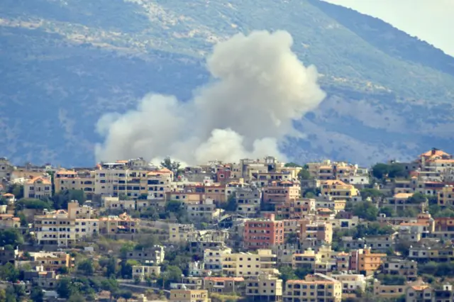 Una columna de humo se levanta sobre un pueblo de Líbano cercano a la frontera, donde Israel realizó ataques este jueves.