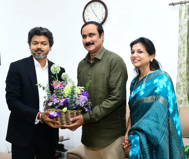 பாமகவின் அன்புமணியை அவரது வீட்டில் சந்தித்த முதலமைச்சர் விஜய்
