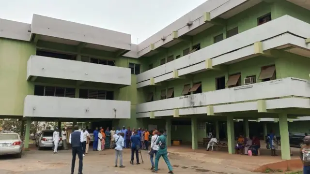 Àwòrán ọ́fíìsì ìjọba ìbílẹ̀, àwọn òṣìṣẹ́ wà nísàlẹ̀