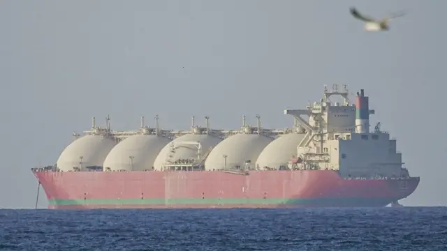 Sebuah kapal sedang menuju Selat Hormuz setelah gencatan senjata sementara selama dua minggu yang disepakati antara Amerika Serikat dan Iran dengan syarat agar selat tersebut dibuka kembali, terekam di Oman pada 8 April 2026.