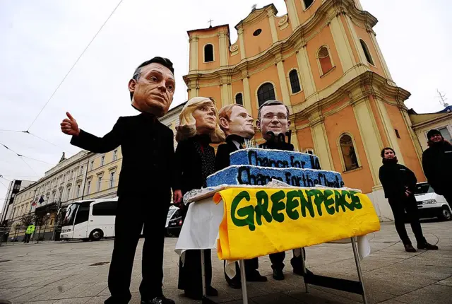 مردی ماسک ویکتور اوربان را به صورتش گذاشته