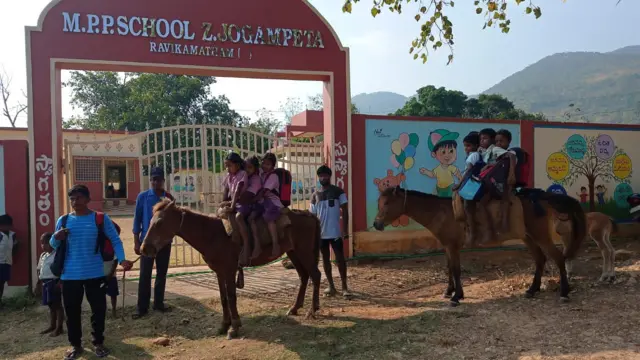 గుర్రాలపై చిన్నారులు