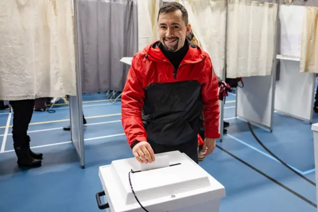 Премьер-министр Гренландии и кандидат от партии «Инуиты Атакатигии» Муте Боуруп Эгеде голосует в Нууке, Гренландия, на выборах 11 марта 2025 года