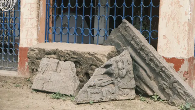 সাতদেউলিয়া গ্রামে একটি মন্দিরের সামনে পড়ে থাকা তিন টুকরো হয়ে যাওয়া প্রথম তীর্থঙ্কর ঋষভনাথের মূর্তি