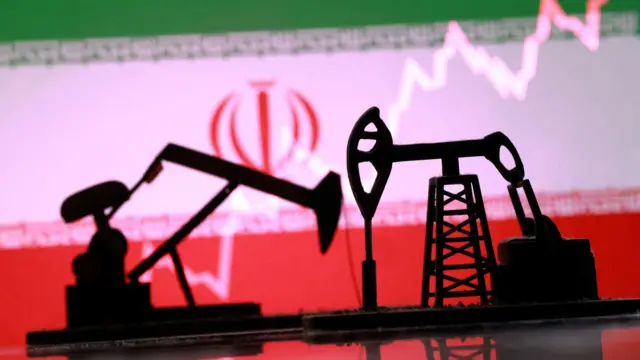 Una ilustración en la que aparecen bombas de petróleo impresas en 3D, la bandera iraní y un gráfico bursátil al alza.