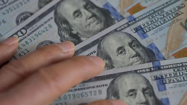 Des billets du dollar américain