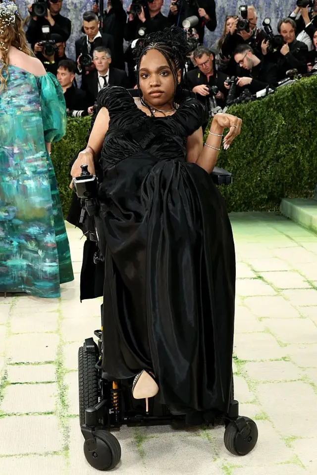 Philip siyah bir elbise giyiyor. Vogue dergisine göre, Met Gala'ya katılan ilk tekerlekli sandalyeli kişi o.