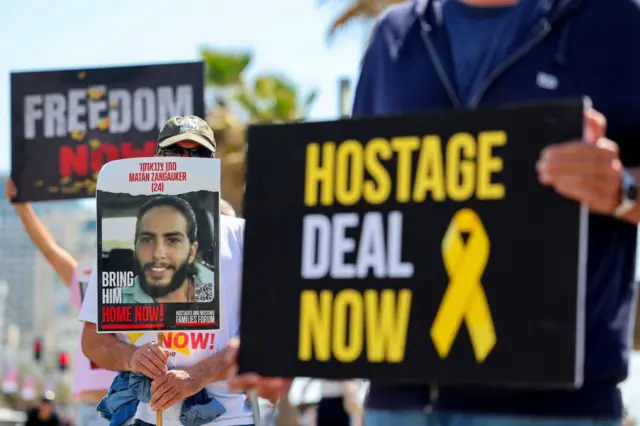 تظاهرة إسرائيلية تطالب بالتوصل إلى اتفاق لإطلاق سراح الرهائن في غزة، وصورة للرهينة الإسرائيلي ماتان زانغوكر البالغ من العمر 24 عاما
