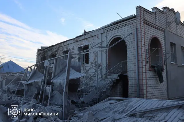 Будинок зруйнований обстрілами 