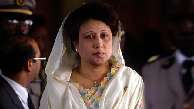 ক্যামেরার দিকে তাকিয়ে আছেন খালেদা জিয়া