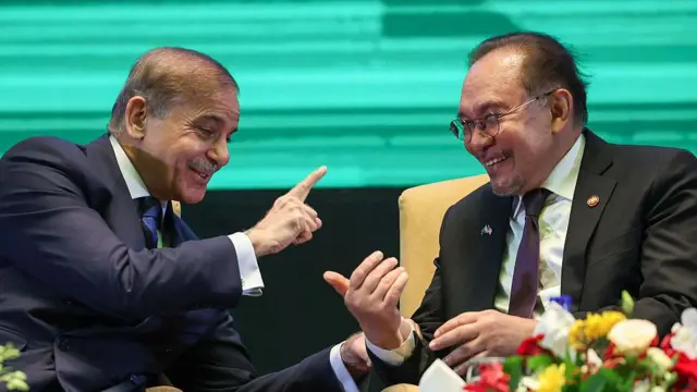 पाकिस्तान के प्रधानमंत्री शाहबाज़ शरीफ़ अक्तूबर, 2025 में एक बिज़नेस और इन्वेस्टमेंट कॉन्फ़्रेंस में शामिल होने क्वालालंपुर गए थे