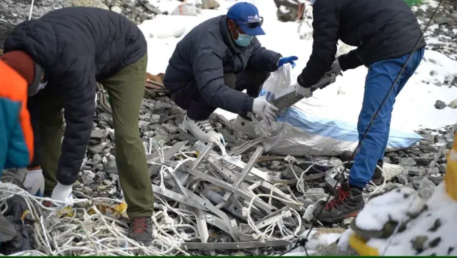 तेस्रो शिविरमा डोरी तथा उपकरण सफा गरिँदै