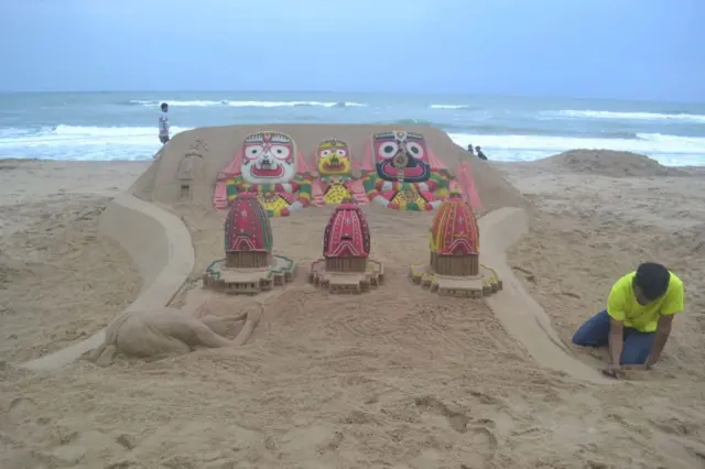 জগন্নাথের মূল ও প্রাচীন মন্দির ওড়িশার পুরীতে; সেখানকার সৈকতে বালু দিয়ে তৈরি জগন্নাথ, সুভদ্রা ও বলরামের মূর্তি - ফাইল ছবি