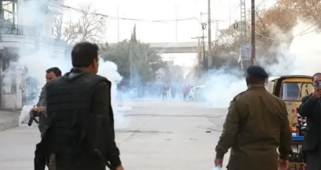 কাঁদানে গ্যাস ব্যবহার বিক্ষোভকারীদের ছত্রভঙ্গ করে দেয় পুলিশ