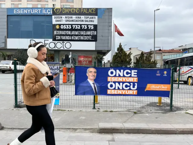 Esenyurt’ta.Adalet ve Kalkınma Partisi'nin Esenyurt Belediye Başkan adayı Hamit Öncü'nün kampanya pankartı 