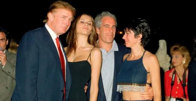 Donald Trump ve şimdiki eşi Melania Trump ile Jeffrey Epstein ve Ghislaine Maxwell'in 12 Şubat 2000'de birlikte çektirdikleri bir fotoğraf