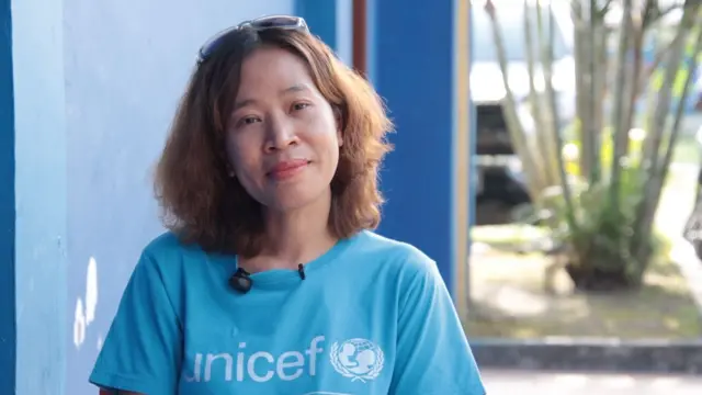 Dhiana staf perlindungan anak UNICEF bicara tentang kesehatan menstruasi di Papua.