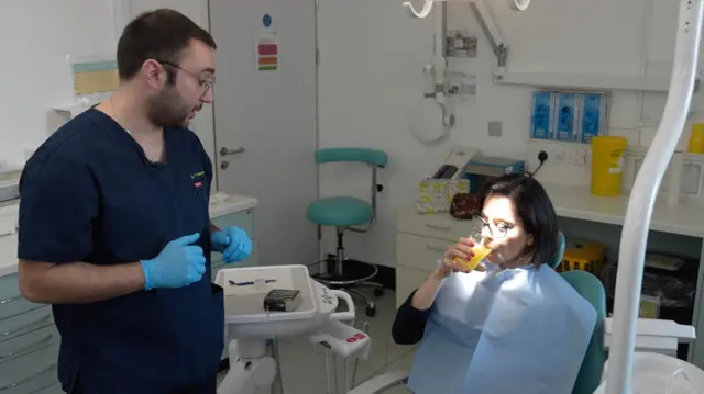 Doktor Haralambus (levo) i BBC reporterka na stomatološkoj stolici