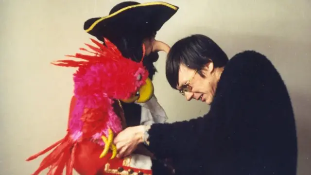 На цьому фото з 1997 року Тупчій показує папугу-пірата з "Шоу довгоносиків". 1997. "Він сидів на рукаві в свого хазяїна-пірата, пив каву біля барної стійки і сприяв тому, щоб підтримувати високий рівень абсурдного гумору цієї програми", - підписав декоратор фотографію