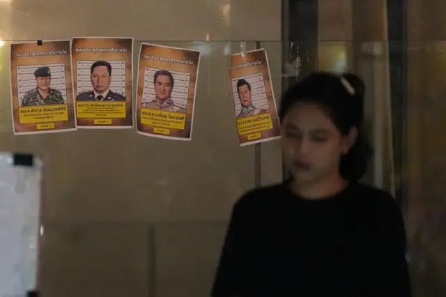 สำเนาหมายจับผู้ต้องหาคดีตากใบซึ่งหายตัวไปอย่างไร้ร่องรอย ถูกใช้เป็นส่วนหนึ่งในกิจกรรม "ตากใบต้องไม่เงียบ" ที่หอศิลปฯ กทม. เมื่อ 15 ต.ค.