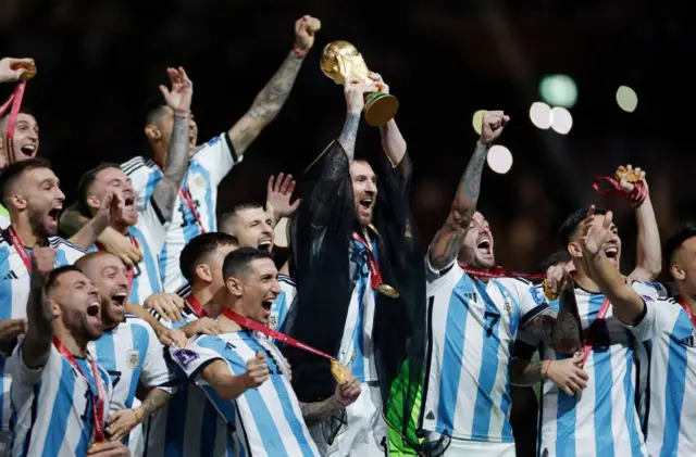 Lionel Messi soulève le trophée de la Coupe du monde avec ses coéquipiers après la finale de la Coupe du monde de la FIFA 2022 entre l'Argentine et la France, le 18 décembre 2022 à Doha, au Qatar.