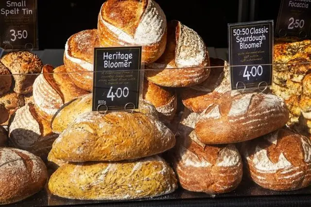 英国萨福克郡伍德布里奇的面包店，在街头市集摊位贩售的新鲜手工面包。