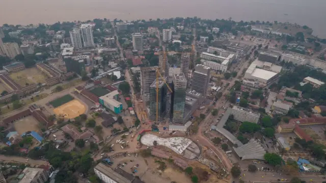 Vue aérienne des travaux de construction du centre financier de Kinshasa dans le quartier de la Gombe à Kinshasa le 5 octobre 2023.