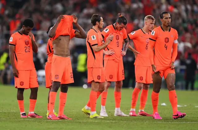 Les joueurs néerlandais déçus après la défaite lors de la séance de tirs au but du match des seizièmes de finale de la Coupe du Monde de la FIFA 2026 opposant les Pays-Bas au Maroc, le 29 juin 2026.